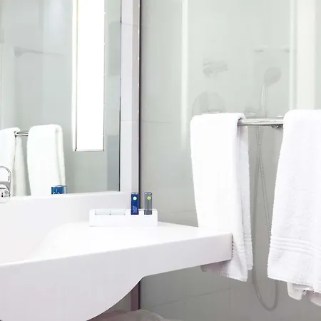 Отель Novotel Centre 4*